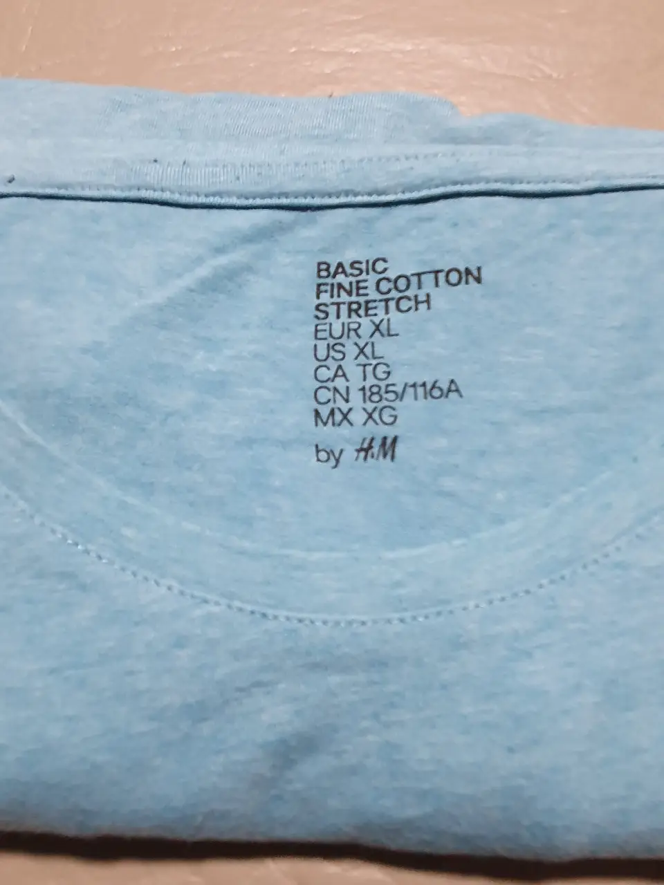 Remera básica de algodón fino con stretch, de color celeste, ideal para un look casual y cómodo. Talle XL.
