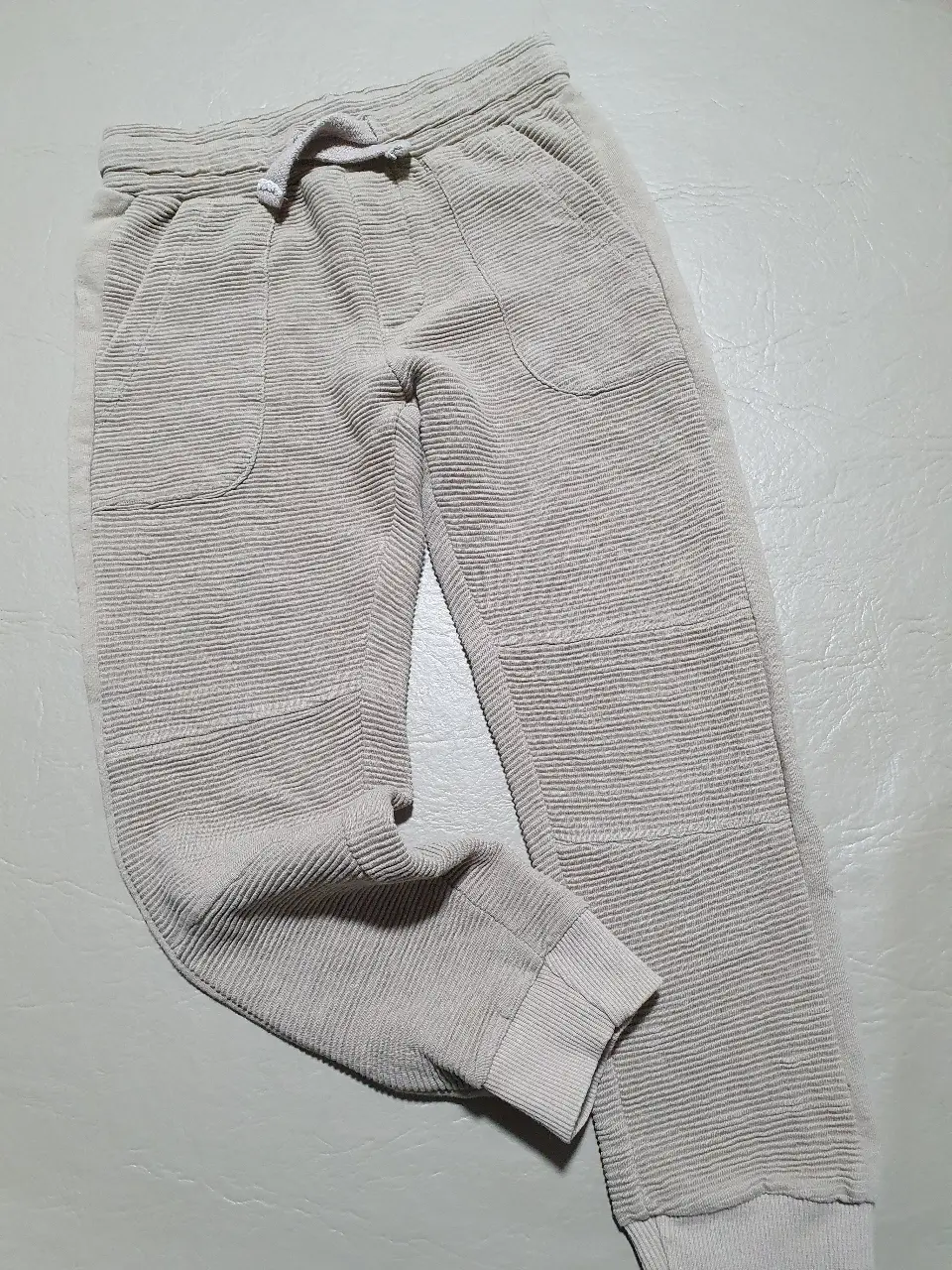 Pantalón de jogging para niño, color gris claro, con cintura elastizada y cordón. Marca Zara, talle 6, hecho en Argentina. Ideal para un look casual y cómodo.