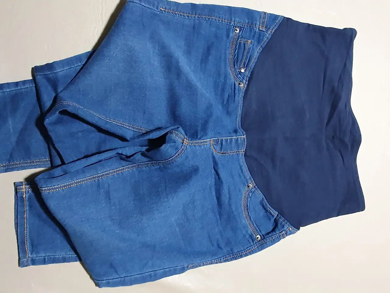 Jeans de mujer premamá, modelo super skinny, tiro alto, de la marca H&M. Ideal para usar durante el embarazo, cómodos y con un diseño moderno.