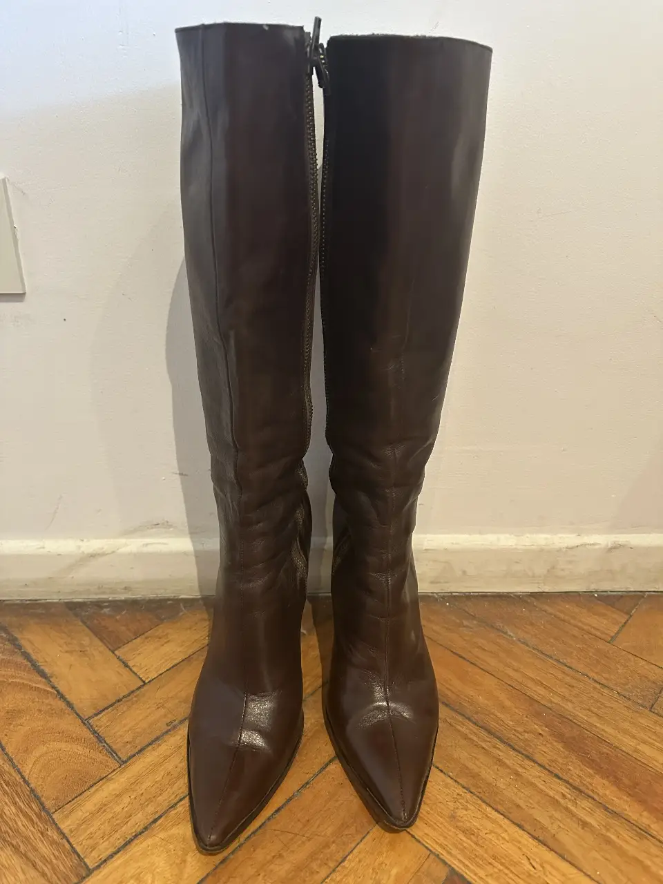 Botas de caña alta de cuero marrón, con taco fino y cierre lateral. Talle 38, hechas en Argentina.