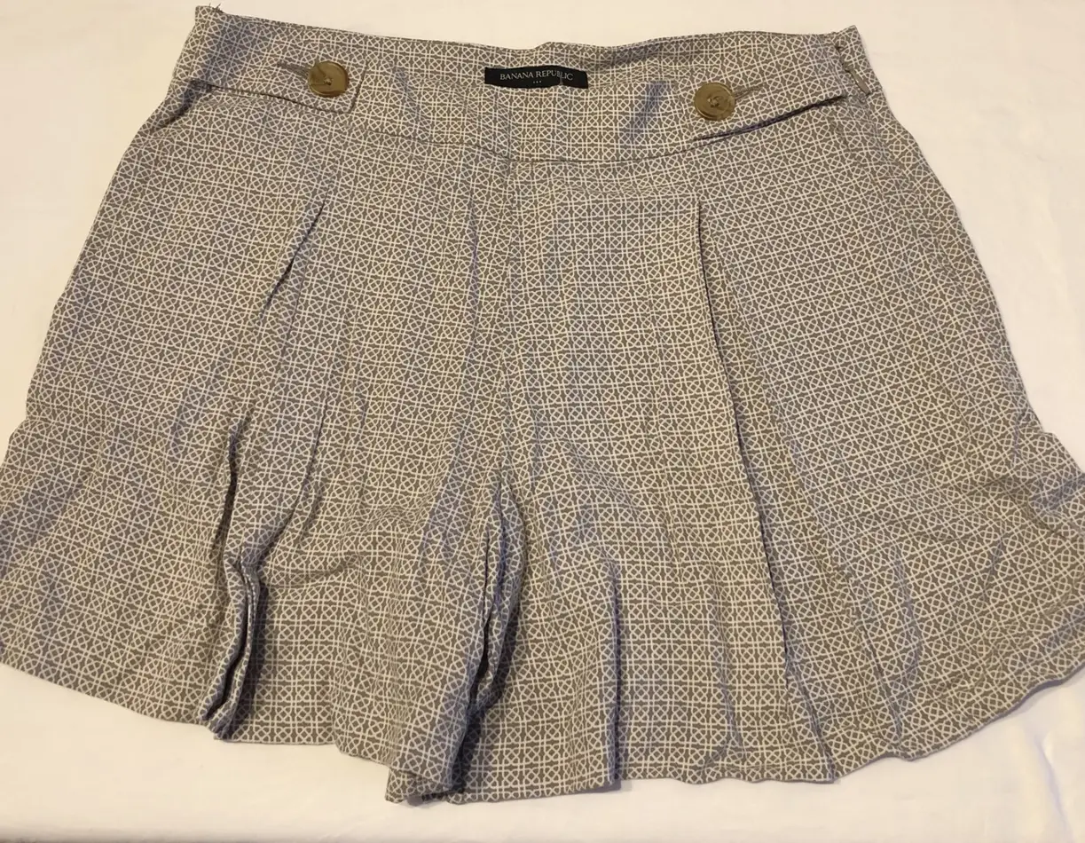 Shorts de mujer Banana Republic, talle 4, con estampado geométrico y botones decorativos. Ideal para un look casual y elegante.