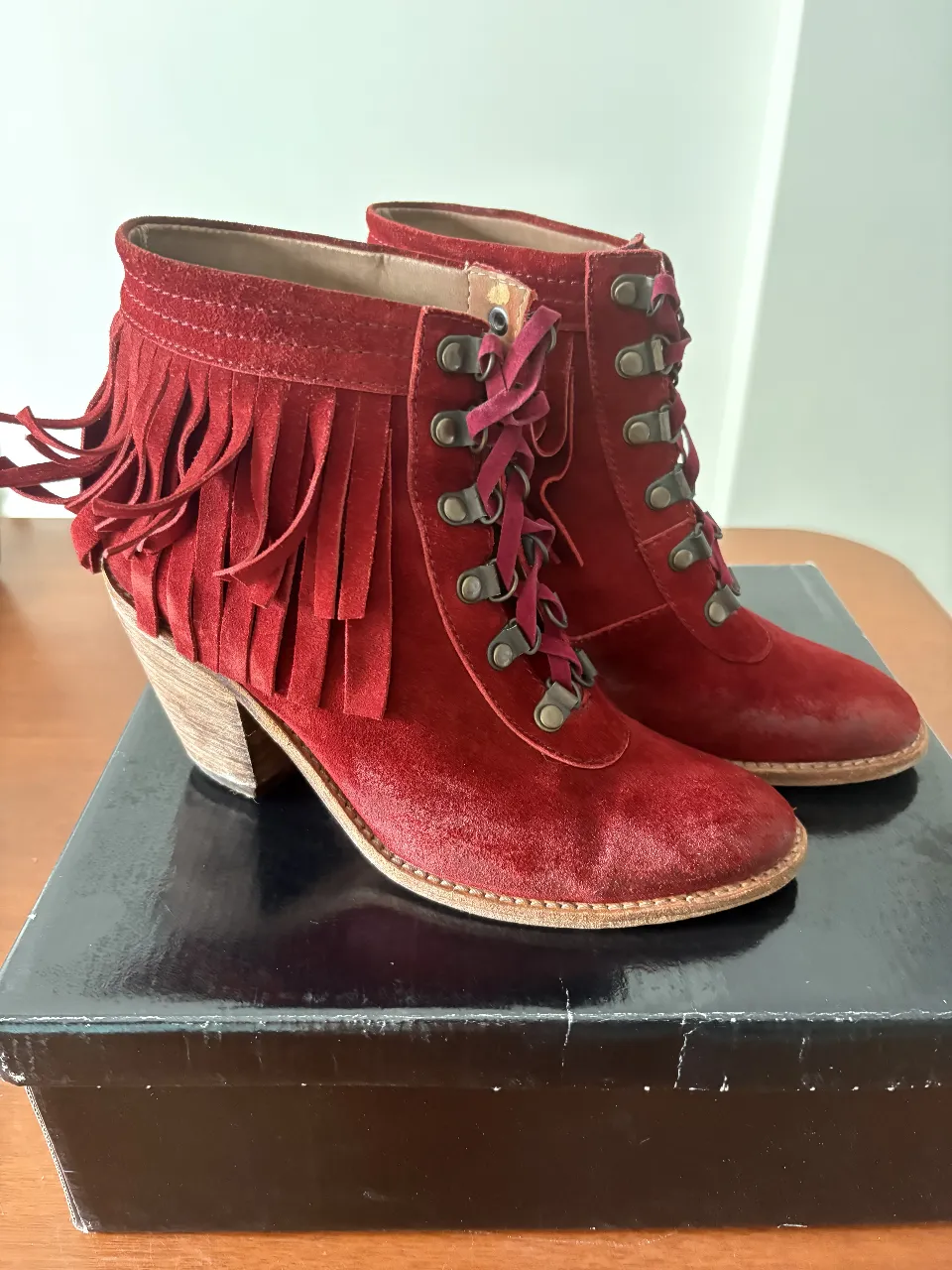 Botines rojos de gamuza con flecos y cordones. Estilo boho chic, ideales para un look con onda.