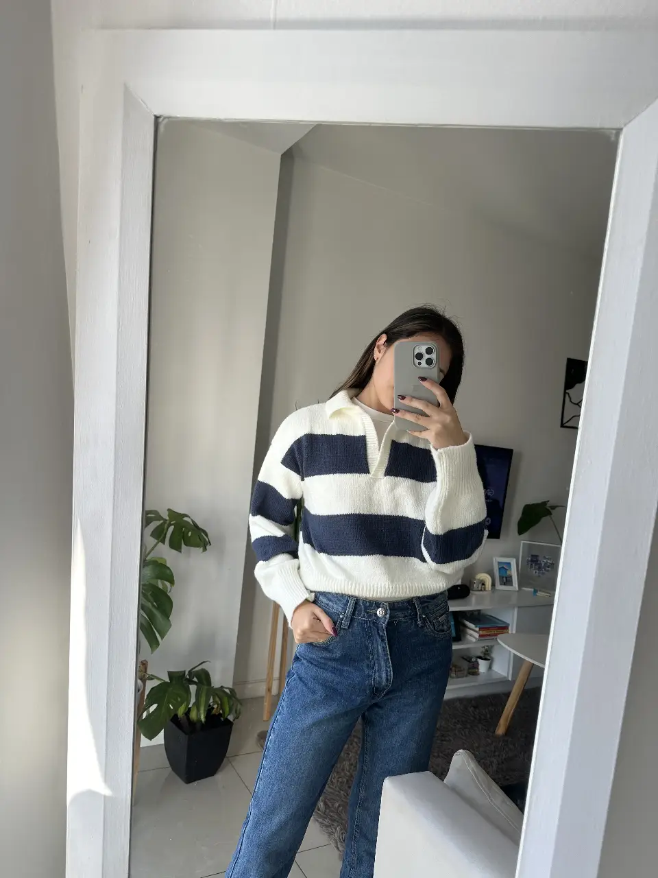 Sweater de mujer a rayas azul marino y blanco, con cuello polera y mangas largas. Ideal para un look casual y cómodo.