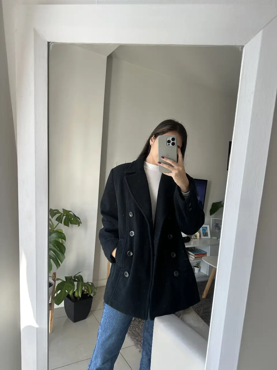 Tapado negro de paño, con botones y bolsillos. Ideal para el invierno, un clásico que no puede faltar en tu guardarropa.