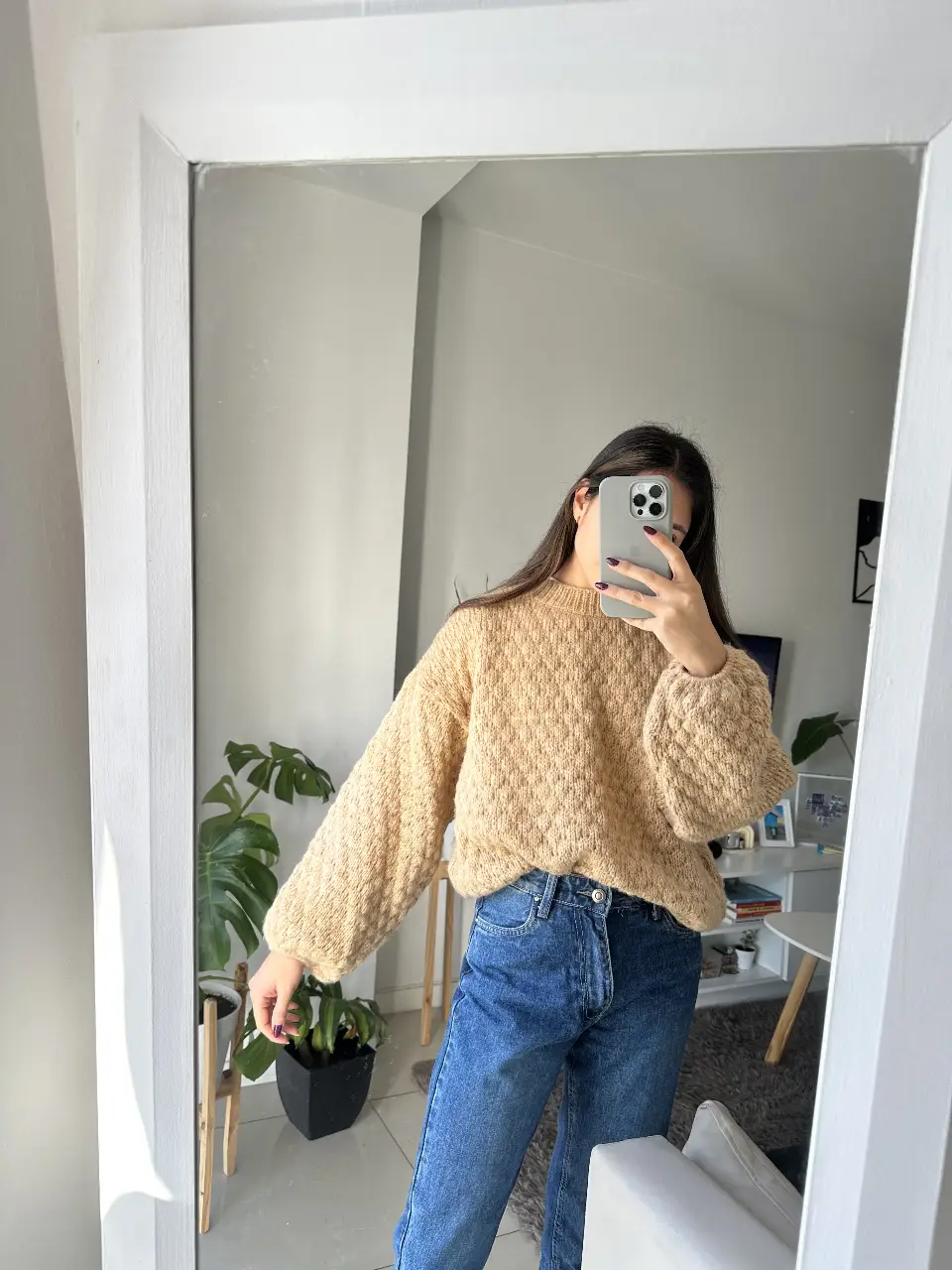 Sweater largo de punto, color crudo, con mangas abullonadas y diseño texturizado. Ideal para un look casual y abrigado.