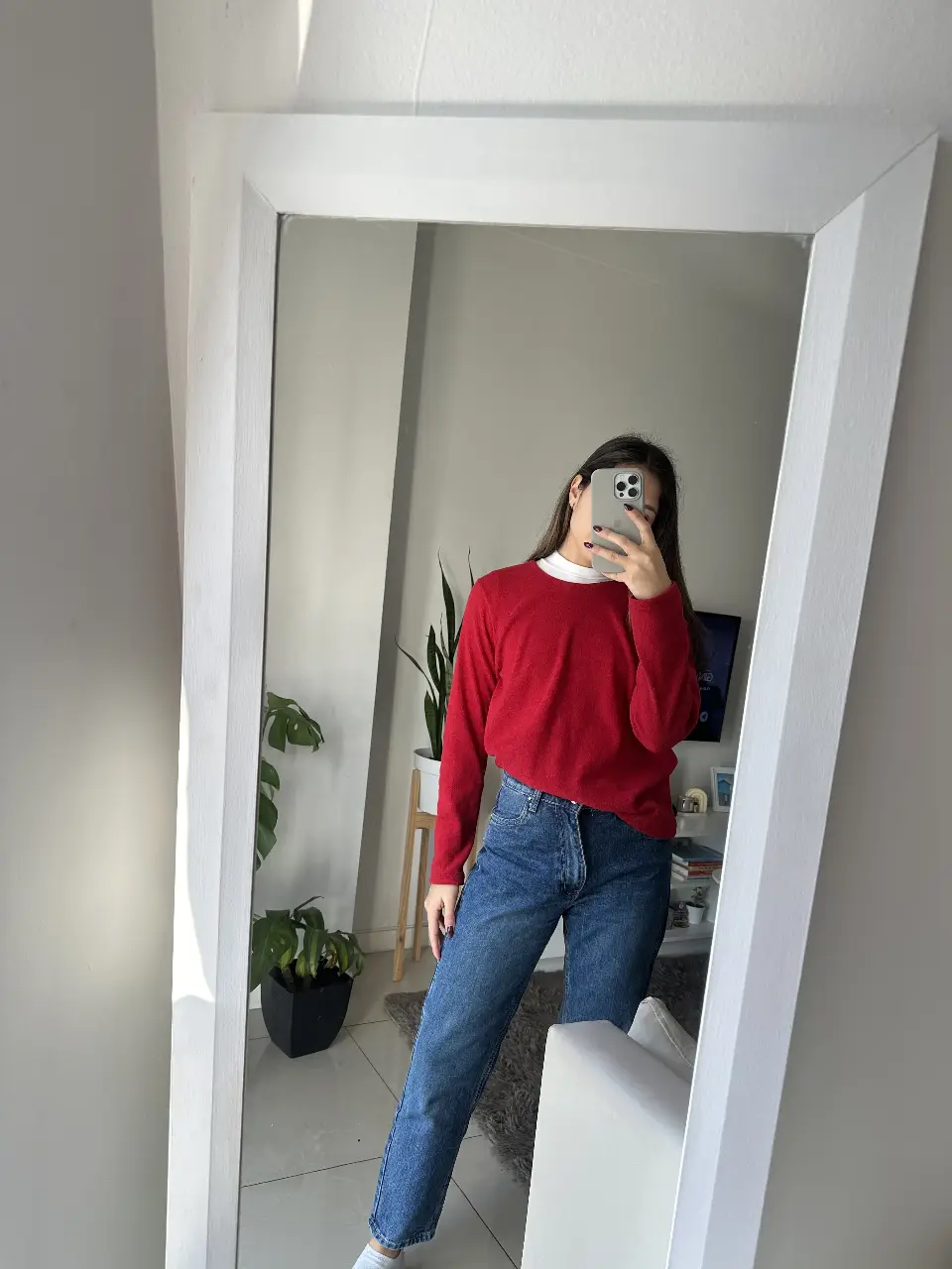 Sweater rojo y rosa de cuello redondo, ideal para un look casual y abrigado. Ambos en ese precio. Perfecto para combinar con jeans.