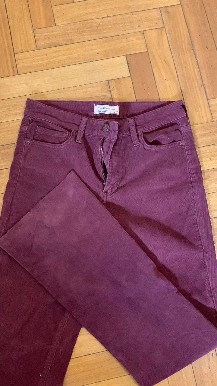 Pantalón de corderoy color borravino de la marca BCBG Generation. Tiro medio, corte ajustado. Ideal para un look casual y canchero.