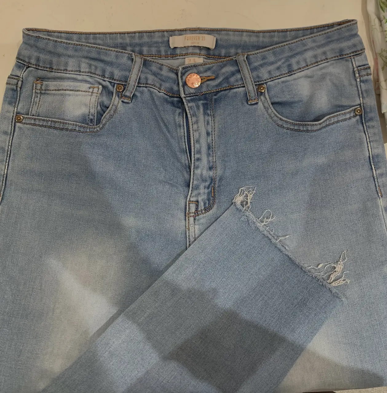 Jeans Forever 21 de mujer, tiro medio- talle 28.