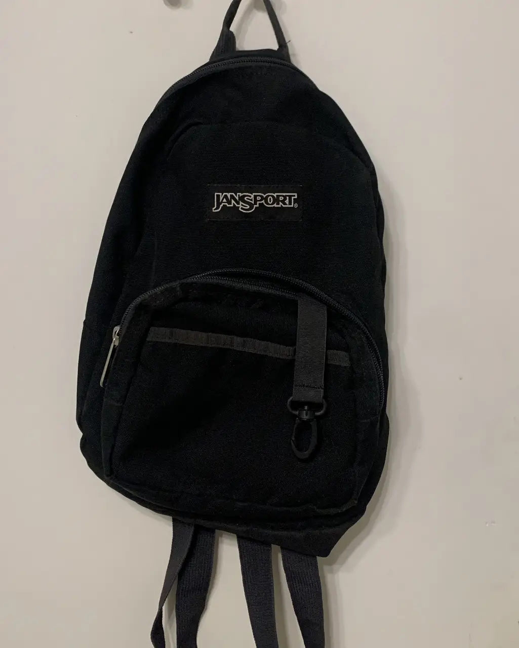 Mochila MINI negra Jansport. Muy practica para llevar tus cosas con estilo y comodidad. Perfecta para el día a día. 