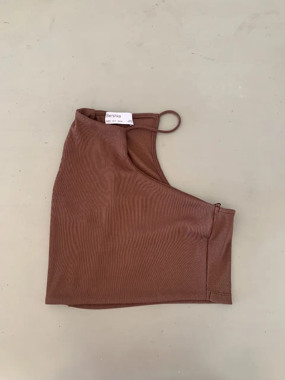 Top asimétrico de Bershka en color marrón. Ideal para un look moderno y casual.