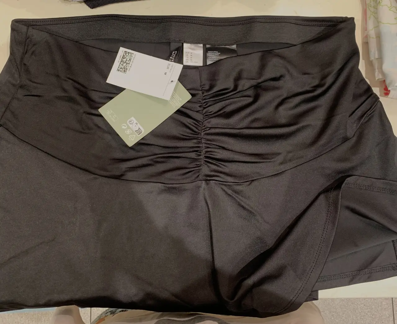 Minifalda fruncida negra, ideal para un look moderno y versátil. Perfecta para combinar con diferentes tops y crear outfits casuales o más arreglados. TALLE M