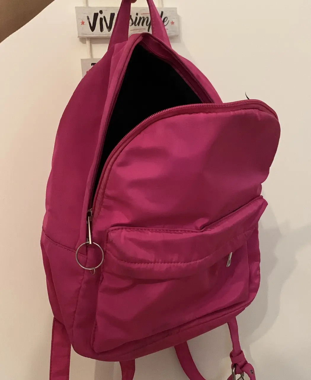 Mochila fucsia con cierre y bolsillo frontal. Ideal para llevar tus cosas con estilo. Muy cabedora