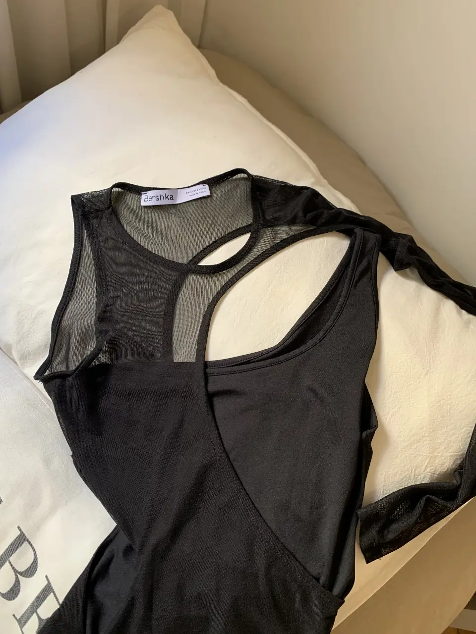 Vestido mini negro de Bershka con detalles de malla y diseño cut-out. Ideal para fiestas y salidas nocturnas. Un básico moderno y audaz para tu guardarropa.