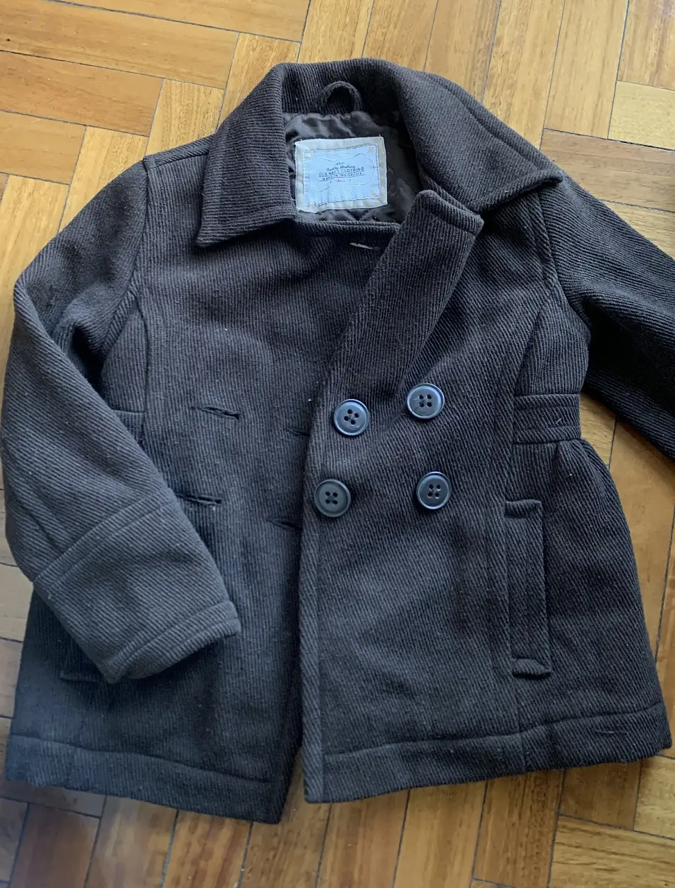Tapado de paño marrón oscuro, estilo peacoat, con botones grandes y solapas anchas. Ideal para un look clásico y abrigado en invierno. Para chiquita entre 4-7 años