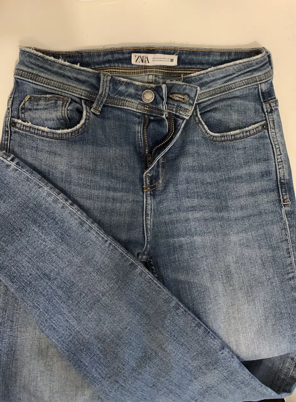 Jeans de mujer de la marca Zara, corte recto, tiro medio, con cierre y botón. Un clásico que no puede faltar en tu guardarropa. MUY poco uso