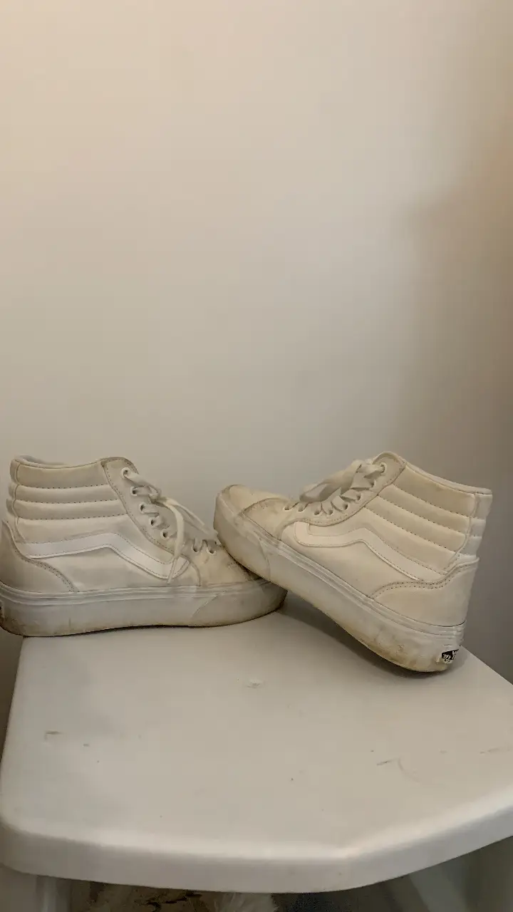 Zapatillas Vans Sk8-Hi blancas, ideales para un look urbano y casual. Diseño clásico de caña alta, perfectas para combinar con cualquier outfit.
