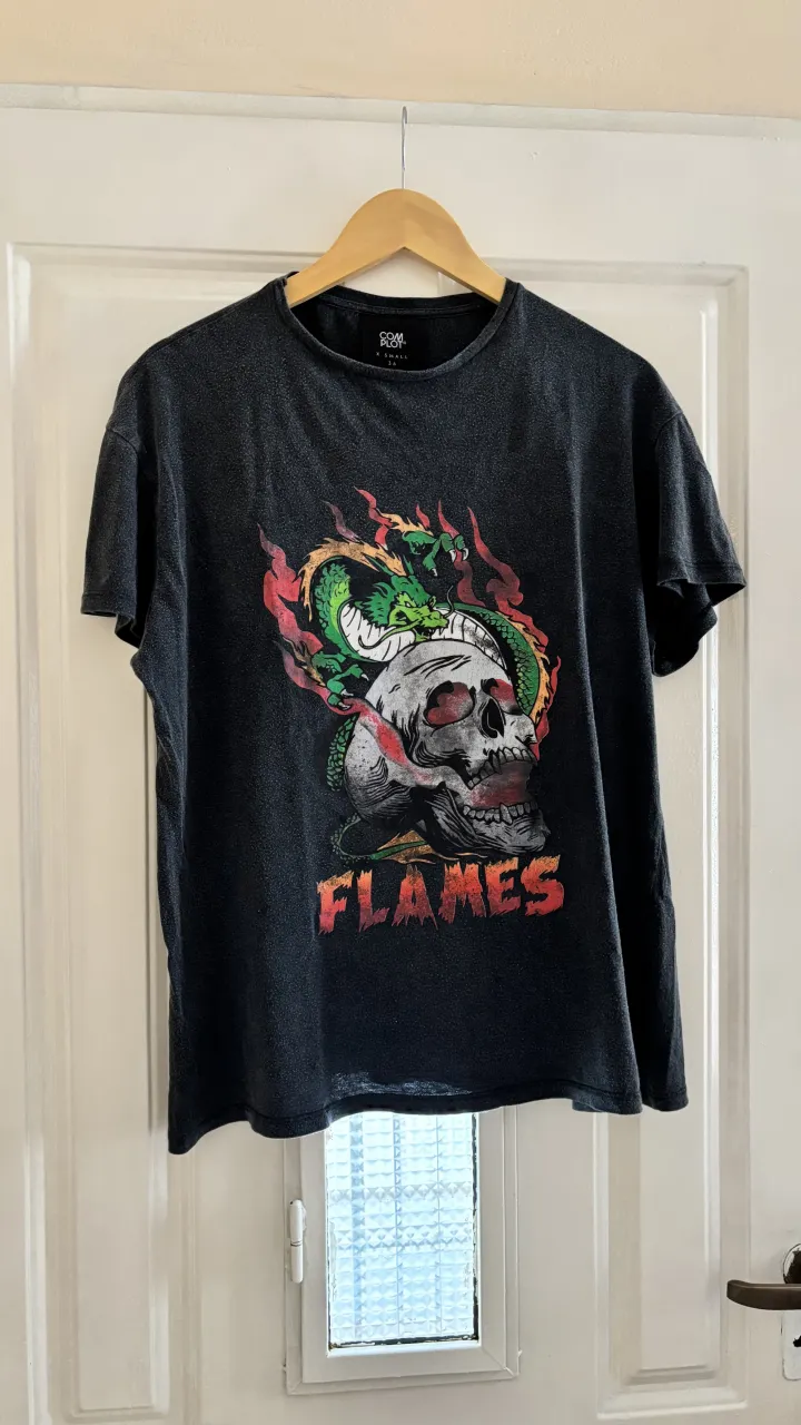 Remera Complot - Vista 2