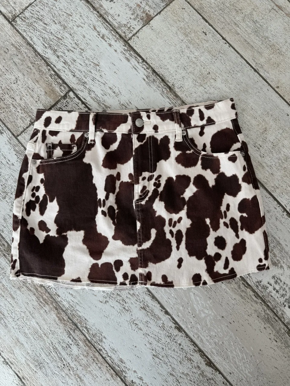 pollera sin uso de jean. talle 4-6 de us (vendria a ser un 40-42 de argentina)

levemente elastizada, calce divino
medidas aprox
34 cm largo
14 cm tiro delantero
92 cm contorno cadera en reposo
79 cm contorno cintura en reposo