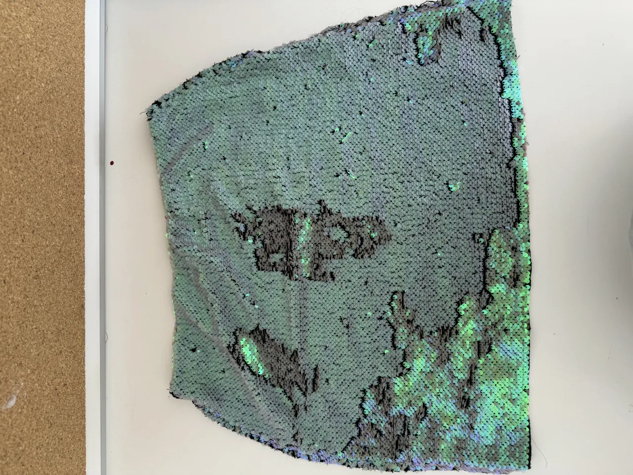 pollera zara de lentejuelas reversibles! es talle s con elastico en la cintura y cierre al costado. a pesar de que tiene elastico, no cede demasiado por lo cual la recomiendo para alguien que tenga talle aprox 40 de pantalon

al ser toda de lentejuelas, tanto adelante como atras, es una pollera que tira a ser rigida

no tiene forro interno mas alla de la propia tela de poliester, pero no transparenta

medidas aprox
39 cm largo
70 cm contorno cintura en reposo
90 cm contorno cadera en reposo
