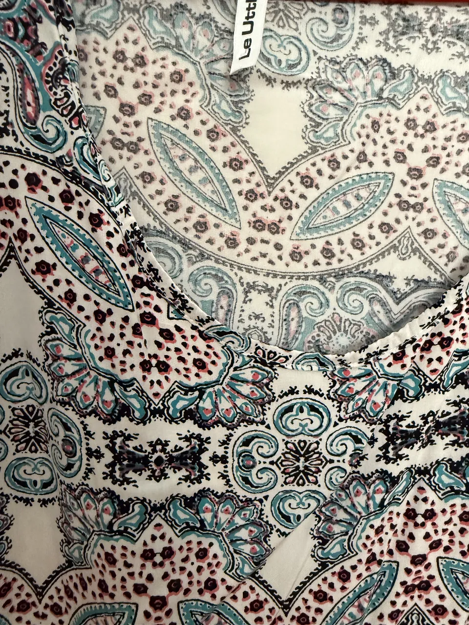 Musculosa con estampa estilo paisley en tonos blanco, negro, azul y rosa. Ideal para un look casual y fresco.