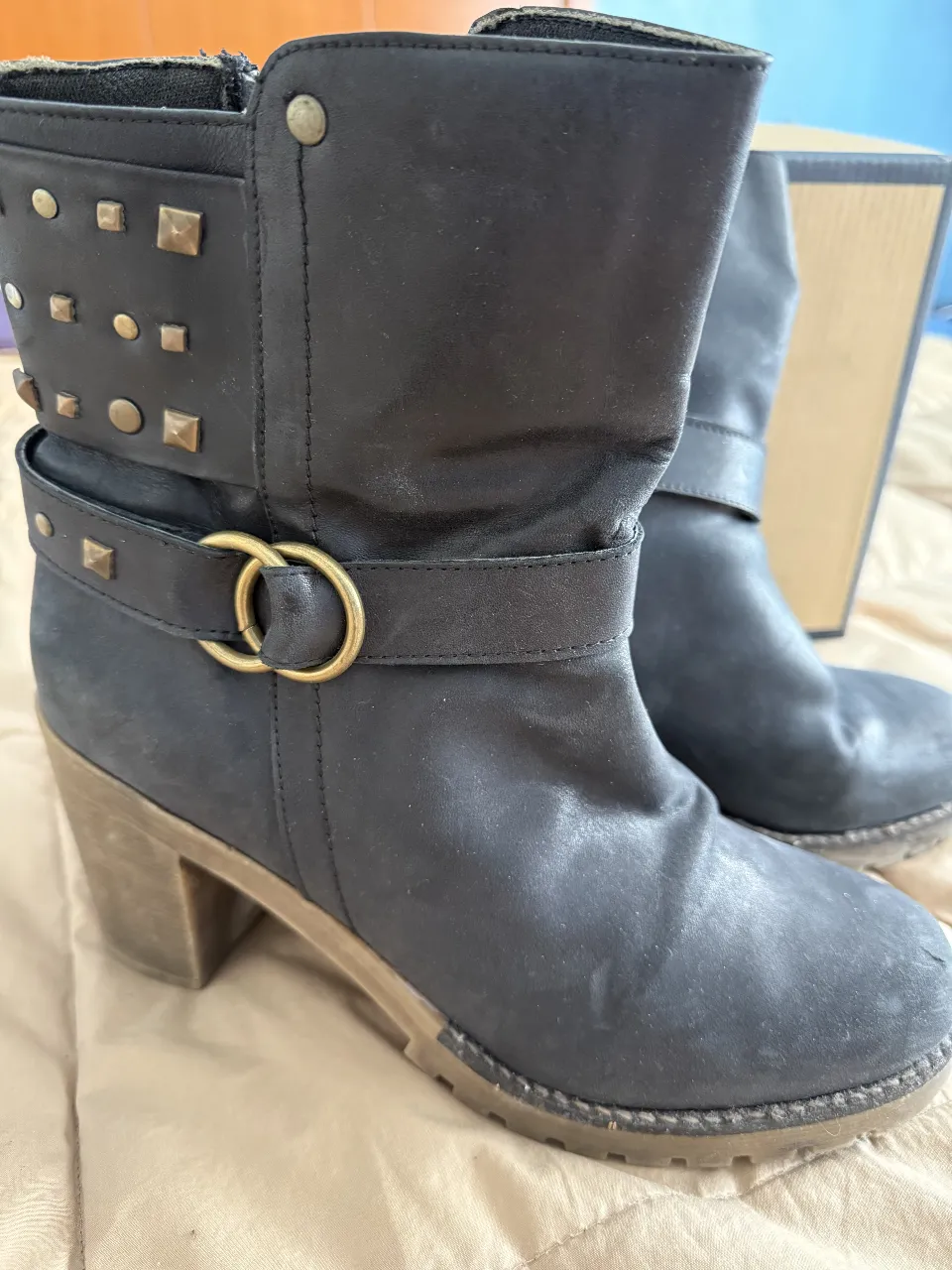 Botas negras de cuero con tachas y hebilla tipo cobre. Taco grueso y suela con relieve. Ideales para un look rockero y canchero.