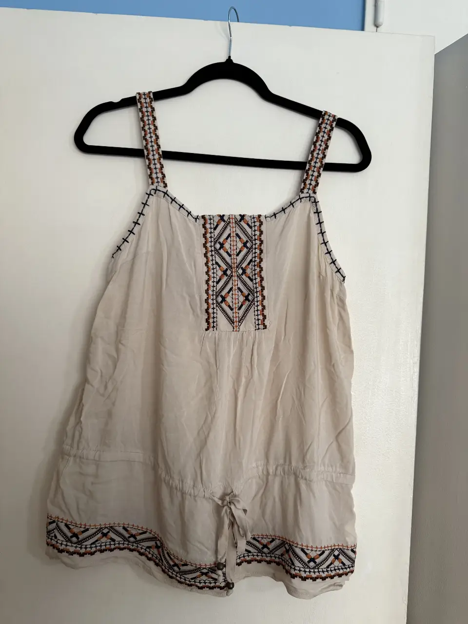 Blusa sin mangas  de tela liviana en color crudo con detalles bordados en el frente y en los tirantes (regulables). Ideal para un look casual y fresco.