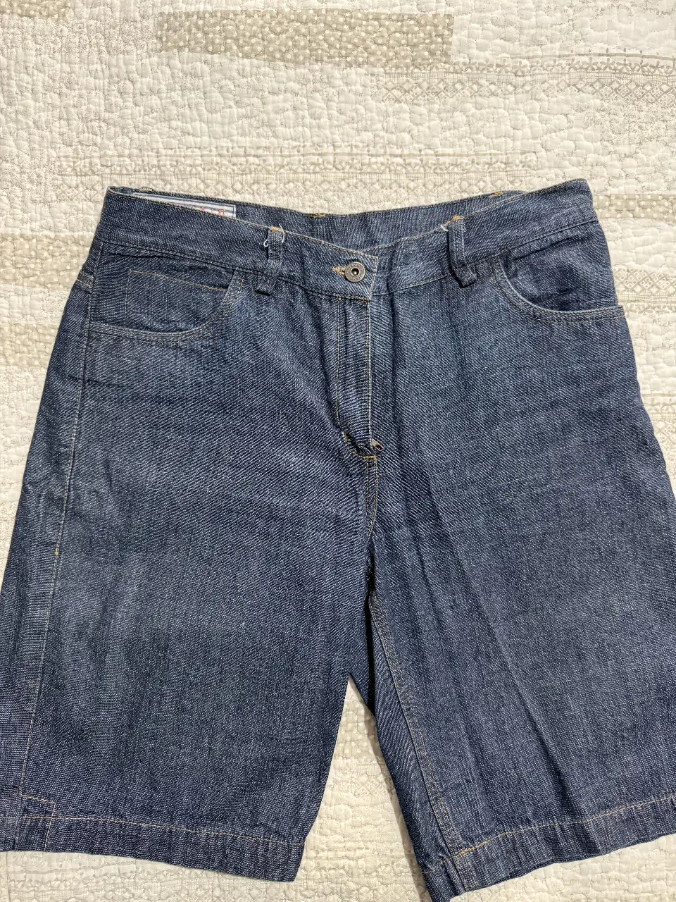 Short de jean azul oscuro, ideal para un look casual y cómodo. Perfecto para el verano.