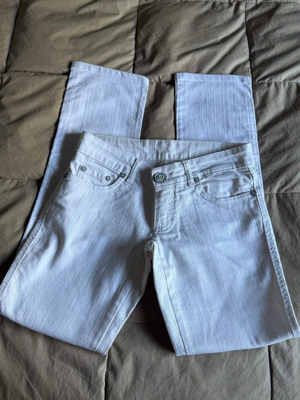 Jeans rectos blancos de mujer, con detalle de strass en el bolsillo trasero. Talle 23. Marca Ossira Jeans.