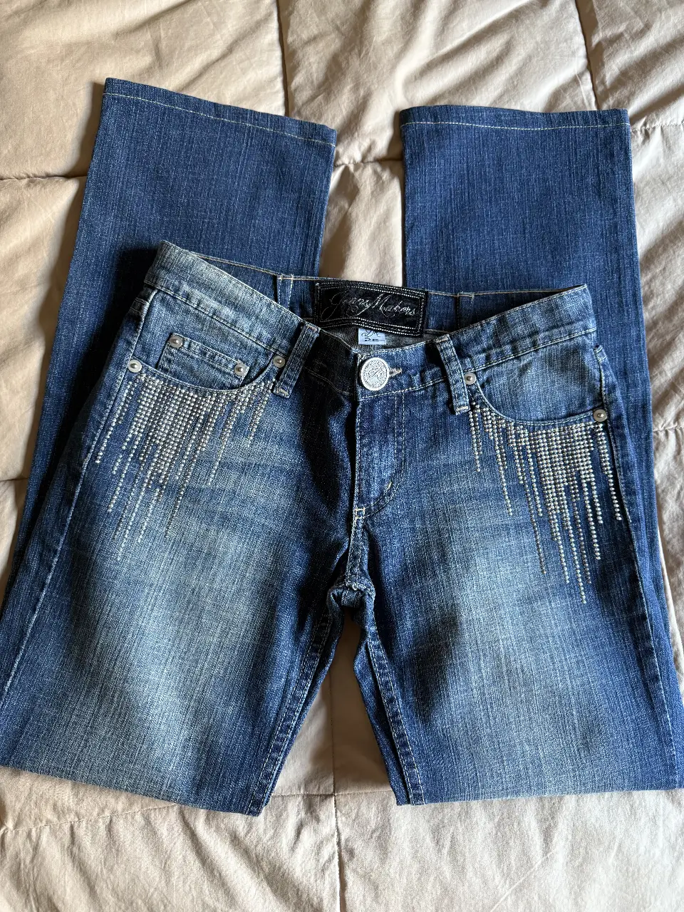 Jeans de mujer corte recto con detalles de strass. Talle 25. Marca Jeans Makers.