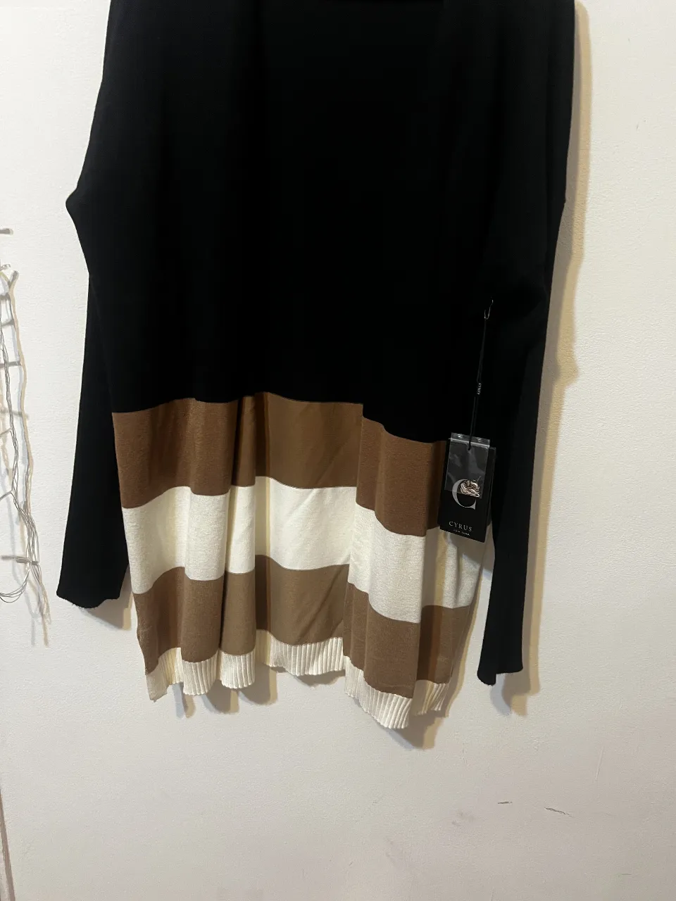 Sweater largo de mujer con diseño a bloques en negro, marrón y blanco. Ideal para un look casual y abrigado.