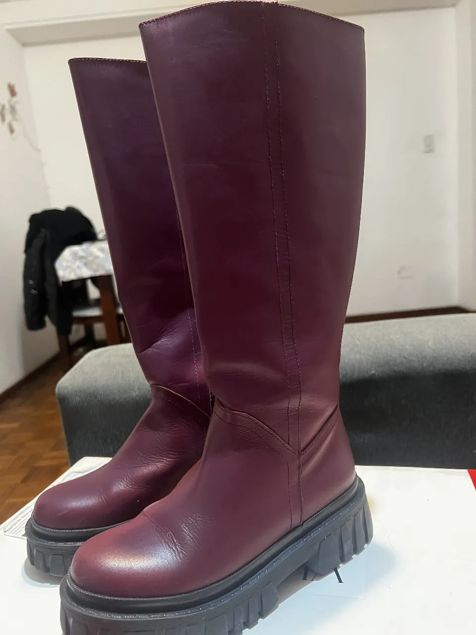 Botas de caña alta color borgoña con suela gruesa. Ideales para un look moderno y abrigado. casi nuevas 

