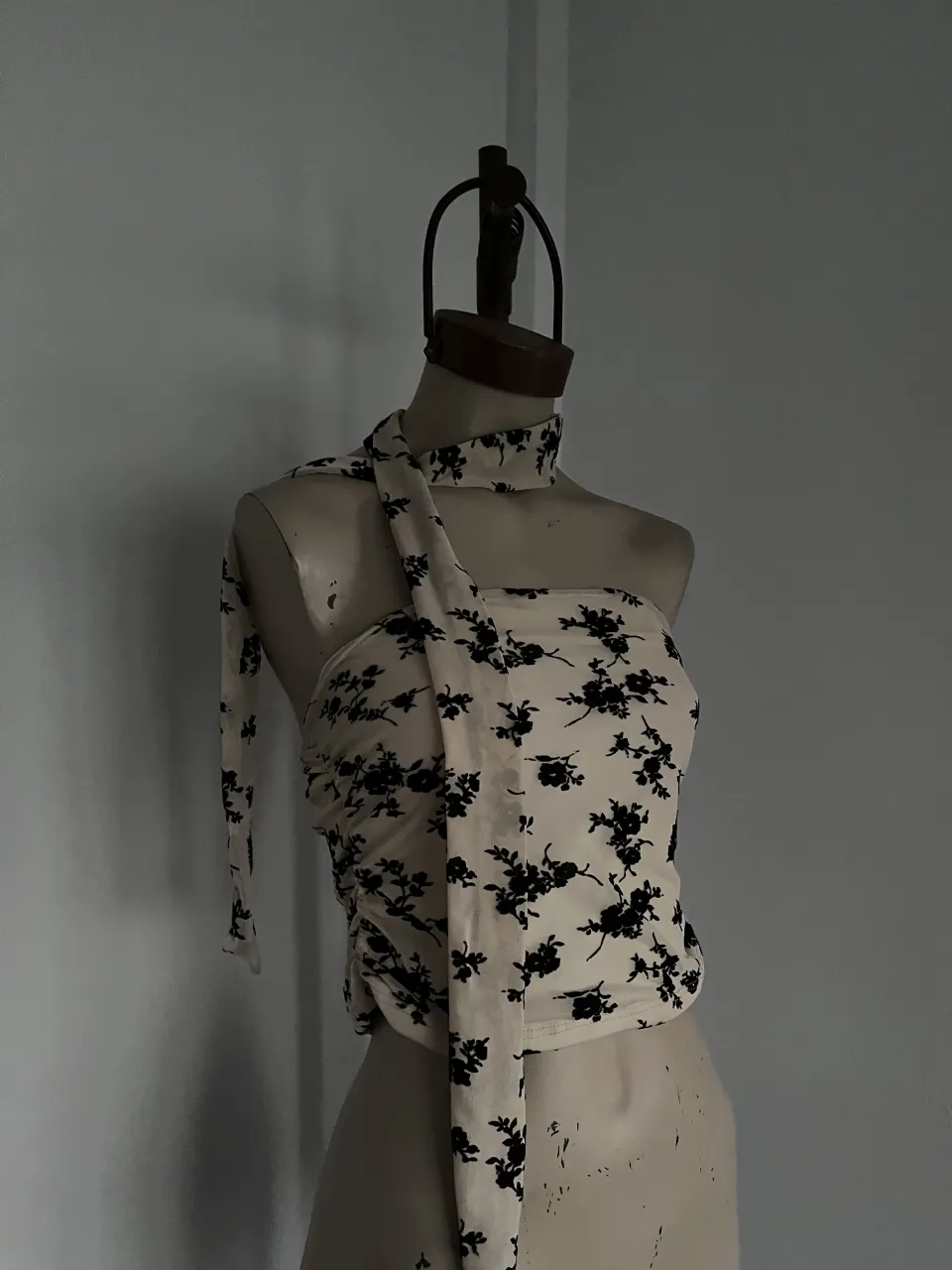 Top estampado floral con corbatín para atar al cuello. El top es strapless y tiene un diseño fruncido en la parte inferior. medidas estira de 35 a 43 cm sisa. largo 28 cm. corbatín 152 cm.
