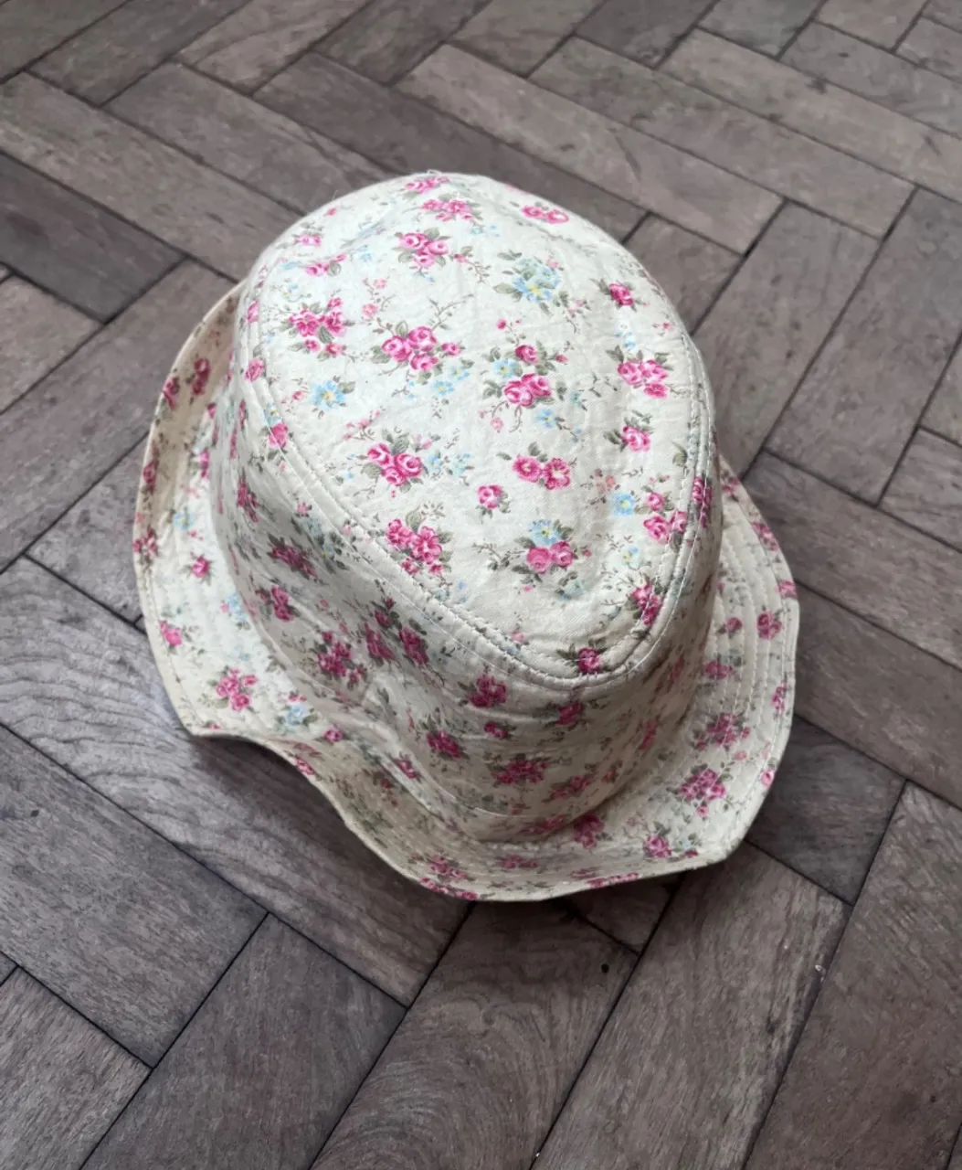 Sombrero tipo bucket hat con un hermoso estampado floral en tonos rosas y celestes sobre fondo crudo. Ideal para darle un toque romántico y fresco a tus looks de primavera o verano. Perfecto para protegerte del sol con mucho estilo. usado. buen estado. medidas 30 x 25 x 15.