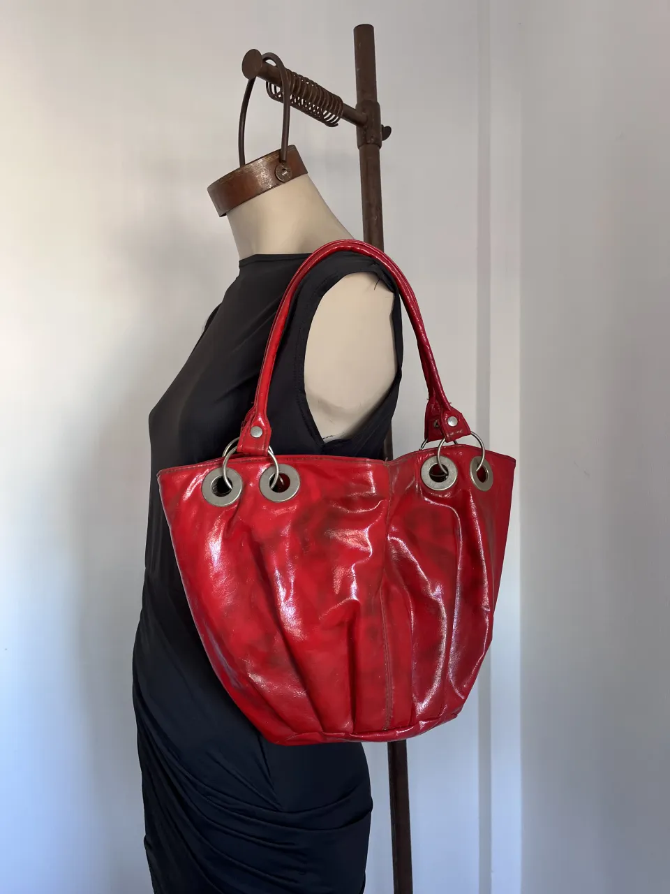Bolso rojo brillante, con detalles metálicos y diseño moderno. Ideal para darle un toque de color a cualquier outfit. usada en buen estado. algo desgastadas sus partes metálicas, mínimamente. medidas 25 x 40 + 17 de correa.