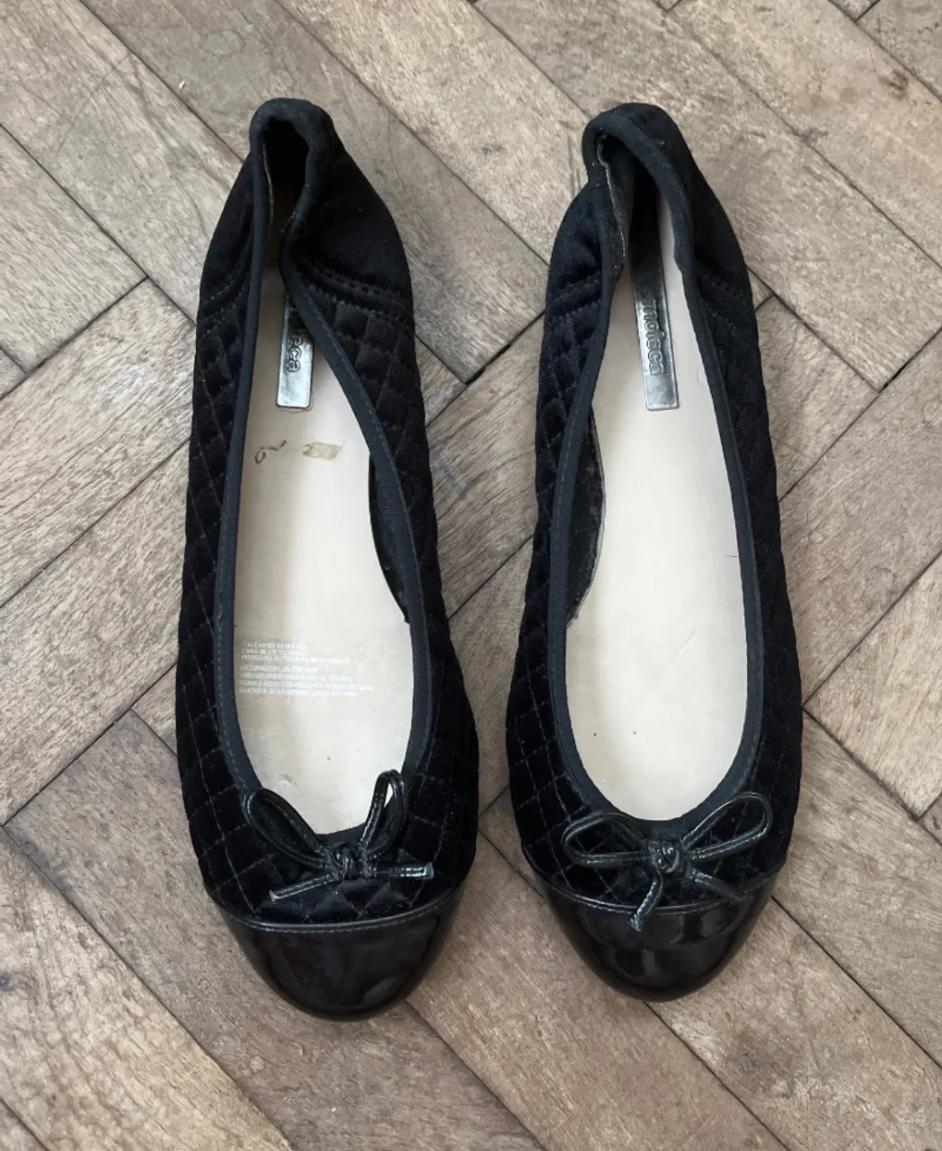 Bellísimas ballerinas negras de terciopelo con detalle de moño y puntera charolada. Un clásico que no puede faltar en tu guardarropa, perfectas para cualquier ocasión. como nuevas. origen brasil. número 39 (arg) medida de la plantilla 26 cm. de velvet/plush negro.