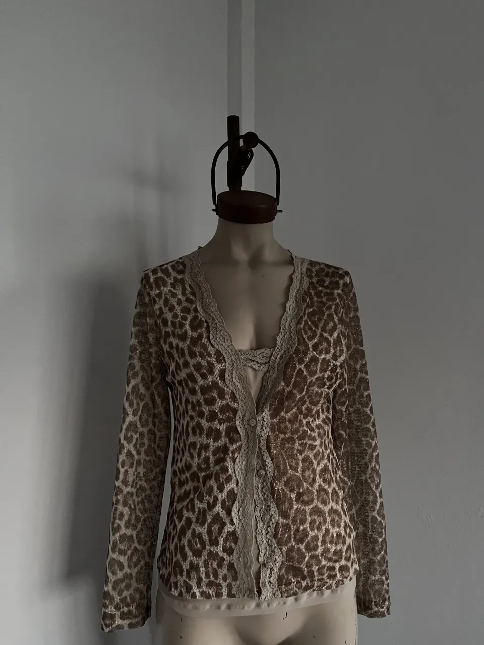 Cardigan con estampa de leopardo y detalles de encaje en el borde y puños. Posee botones al frente y es de manga larga. prenda vintage. excelente estado. marca lesage. talle m/l. medidas sisa de 45 a 55. largo 60 cm.