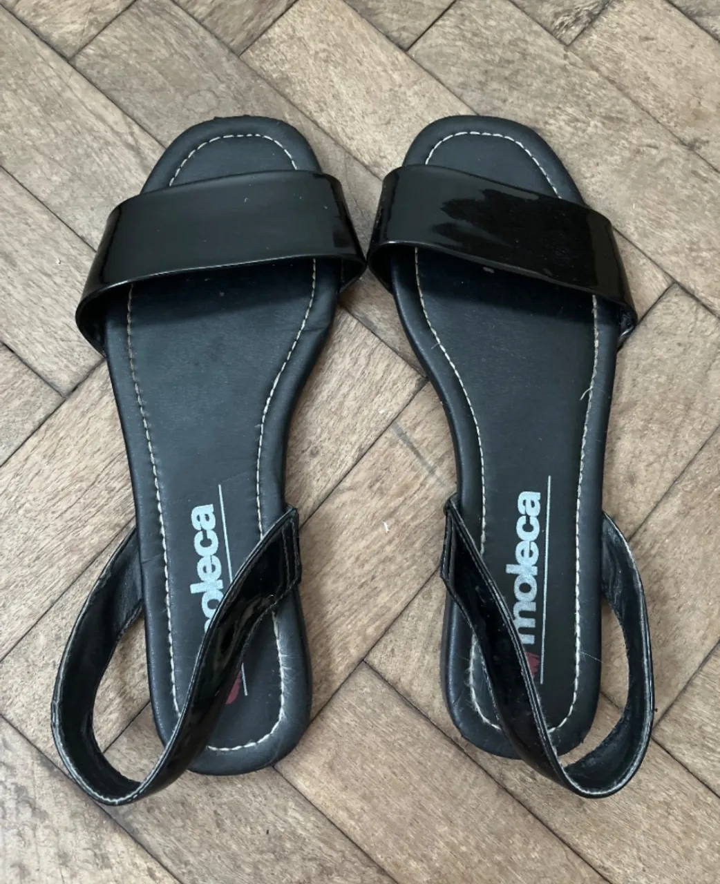 Sandalias negras de tiras, ideales para el verano. Un básico cómodo y canchero para el día a día. usadas. buen estado en general. origen brasil. número 38 (arg) medida de la plantilla 25 cm.