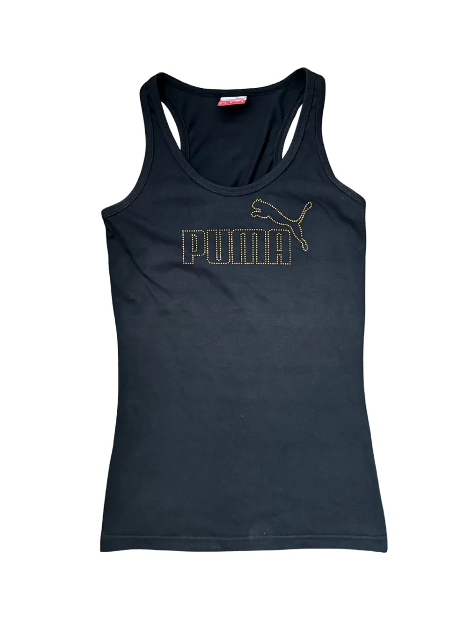 Musculosa deportiva negra con logo y nombre de la marca Puma en dorado con detalles brillantes. Tiene cuello redondo y espalda deportiva. original. usada en buen estado. strass. medidas 40 cm largo 64 cm.