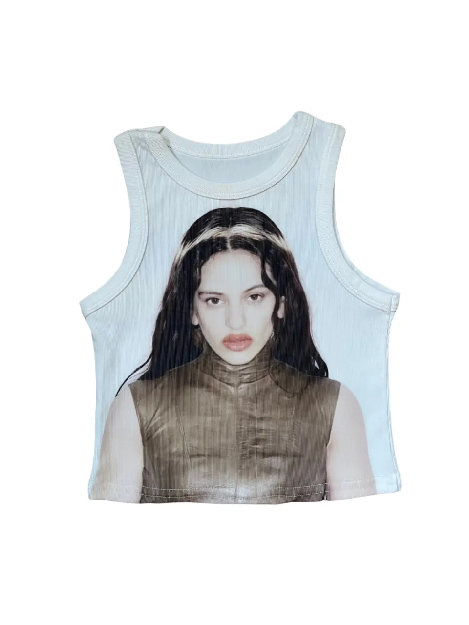 Musculosa blanca con estampa de Rosalía. nuevo. top rosalía. talle s/m. medidas sisa 35 a 40 cm. largo 40 cm.