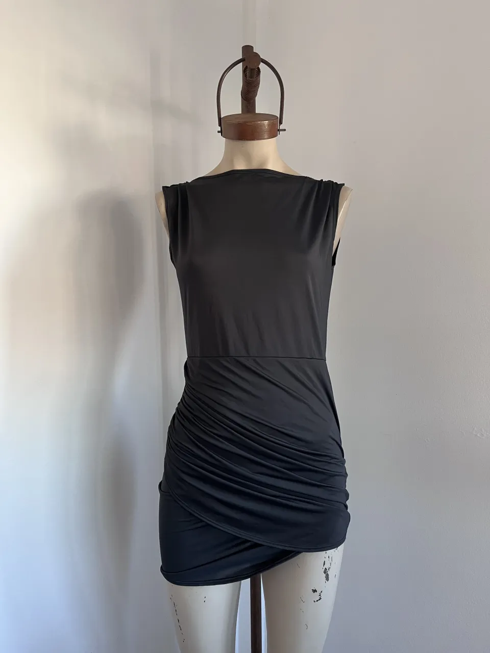 Vestido negro ajustado con drapeado y corte asimétrico. Diseño elegante y moderno, ideal para eventos o salidas nocturnas. nuevo. talle l. medias (ceden más cm) sisa 42 cintura 38 largo 75.