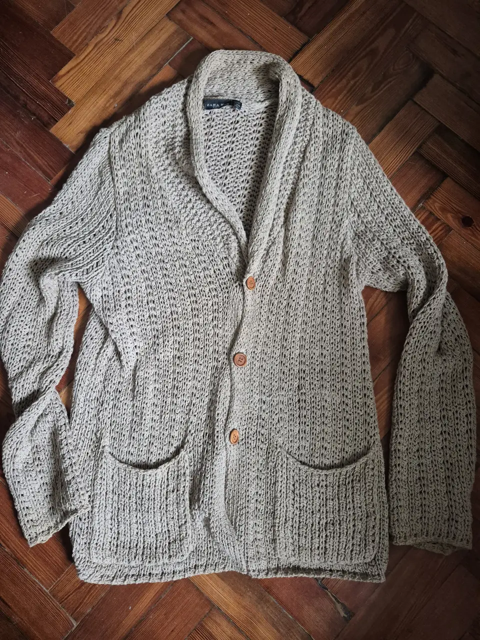 Cardigan de hombre tejido en punto grueso, con cuello solapa y dos bolsillos delanteros. Ideal para un look casual y abrigado.