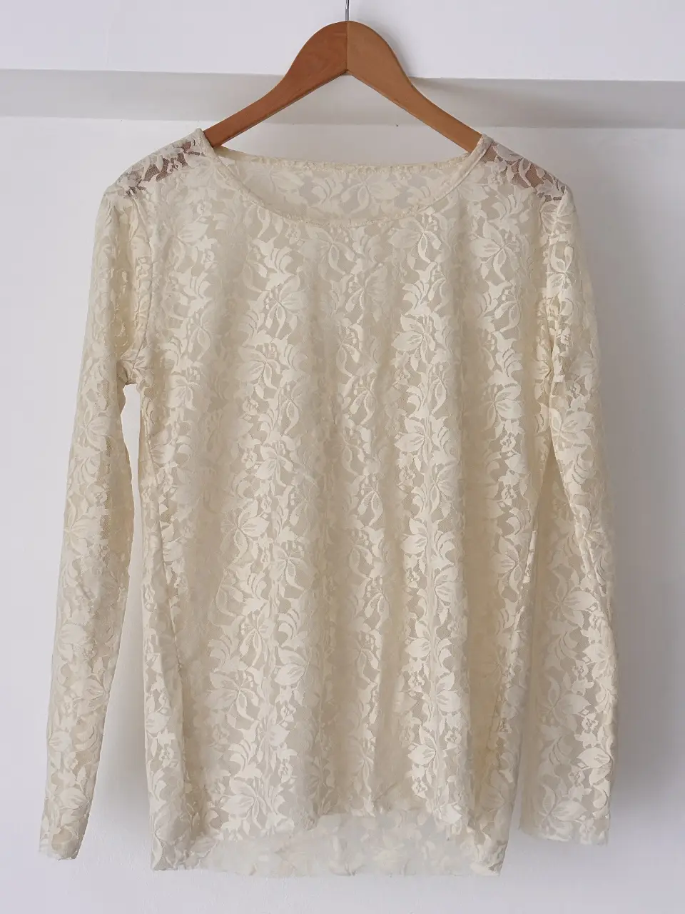Blusa de encaje color crudo, manga larga. Ideal para un look romántico y elegante.