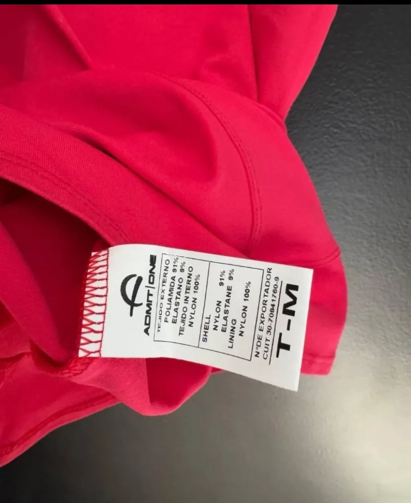 Musculosa Admit One - Vista 5