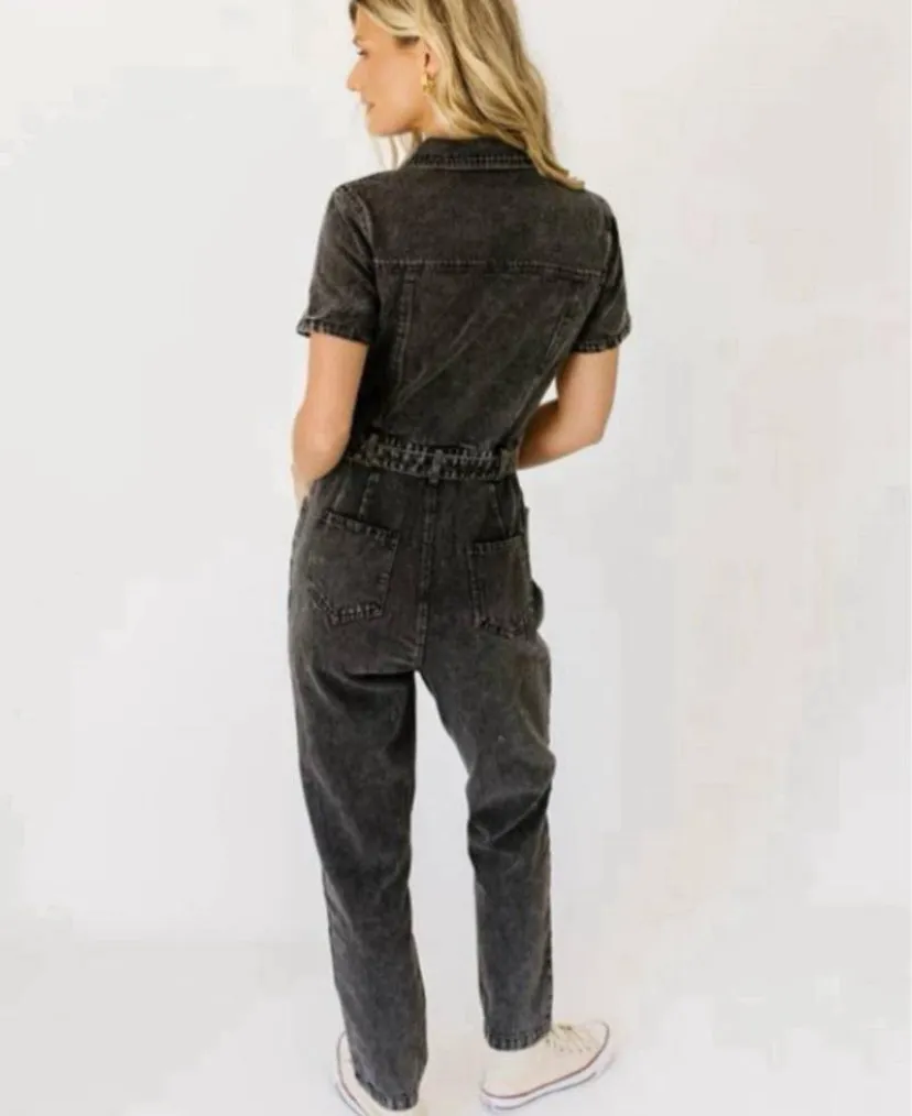 Mono denim ossira. talle s. de algodón. medidas hombros 40cm. axilas 48cm. sisa 25cm. mangas cortas. botamanga 18cm. cintura elastizada 36/42cm. cadera
51cm. largo desde el hombro a cintura
42cm. largo de la cintura a la botamanga 104cm. color negro efecto prelavado es nuevo, onda casual, urban street relajado
con cierre al frente, cuello camisero y bolsillos. 
