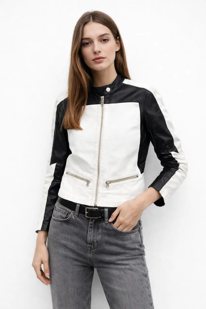 Campera sweet talla S de cuero bicolor blanco/ negro medidas hombros 38 cm axilas 46 cm sisa 24 cm mangas con cierres en los puños 60 cm cintura 42 cm cadera 46 cm largo 60 cm muy canchera estilo "biker" con diseño color block en blanco y negro. Posee cierre metálico al frente, bolsillos con cierre y cuello mao.