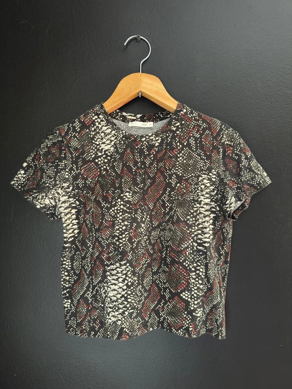 Remera uma. Algodón. Talle 3 pero es chico, es un S. Axilas 45cm. Sisa 22cm. Mangas cortas. Cintura 42cm. Largo 50cm.estampada 