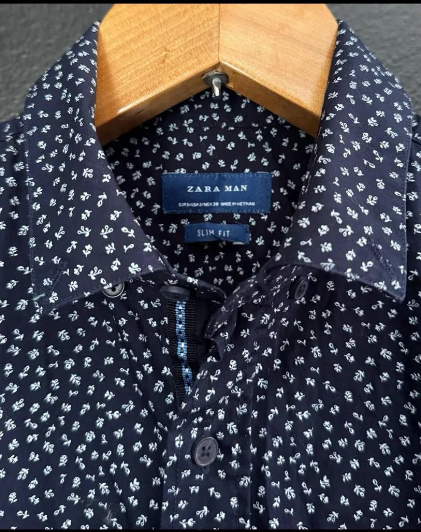 camisa zara man. sim fit talle s. medidas hombros 44cm. axilas 50cm. sisa 24cm.
mangas 63cm. cintura 45cm. largo
72cm. algodón. nueva.