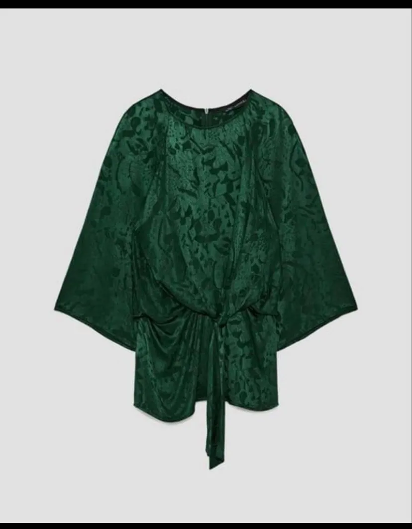 Blusa zara. talle xs. puede ir para un s ver medidas color verde jade. viscosa. excelente calidad. com cierre en la espalda. hombros caídos. axilas 50cm. sisa aprox 23cm. mangas 48cm. cintura
35cm. cadera 48cm. largo 70cm.
impecable con estampado floral sutil y detalle de lazo en la cintura. Mangas amplias y corte moderno, ideal para un look elegante y sofisticado.