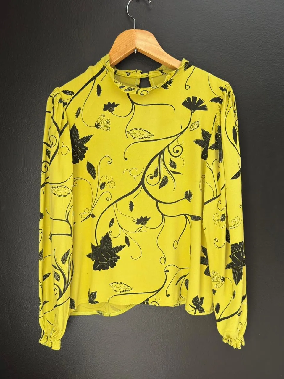 
 Camisa Dolores Reynal talle S estampada verde lima con negro viscosa/rayón medidas hombros  38 cm axilas 50 cm sisa 23 cm mangas 62 cm cintura 52 cm largo 58 cm muy linda calidad nuevaCuello mao con detalle de volados y manga larga con puño elastizado.