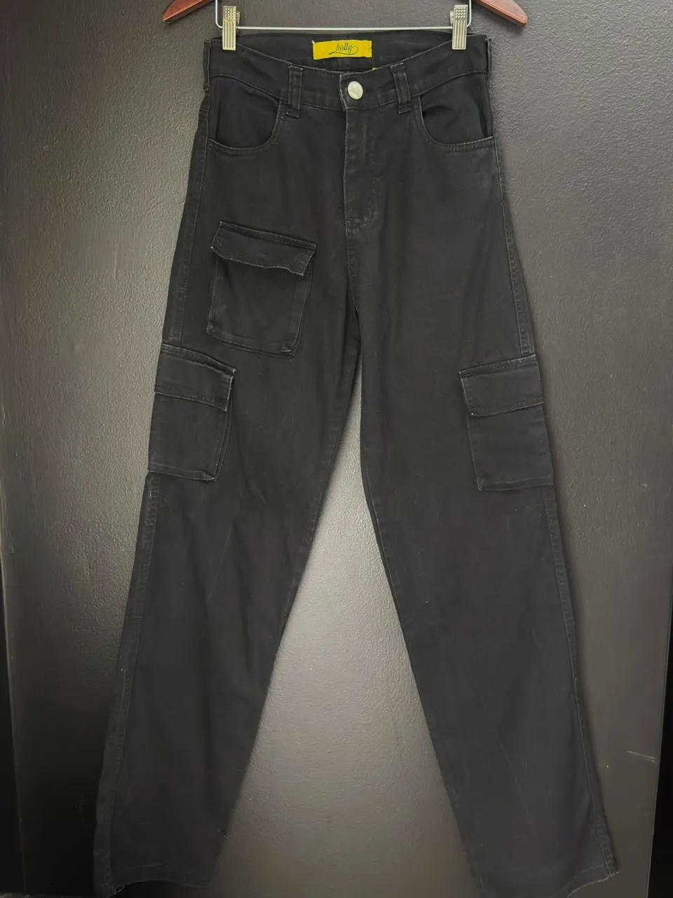 Jean cargo Holly. Talle 24/28. Algodón poliéster y leve spandex. medidas Cintura 35cm. Cadera 50cm. Tiro alto 29/35cm. Botamanga 21cm. Largo 112cm.